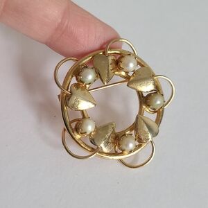 Vintage Gold Tone Heart Wreath Luxury Boho Pearl Round Circle Brooch Pin